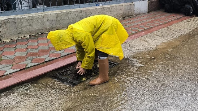 Kemer’de yağmur sonrası temizlik
