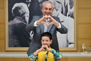 Öğrencilere gözlük jesti