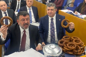 Meclis'te simitli, tencereli protesto