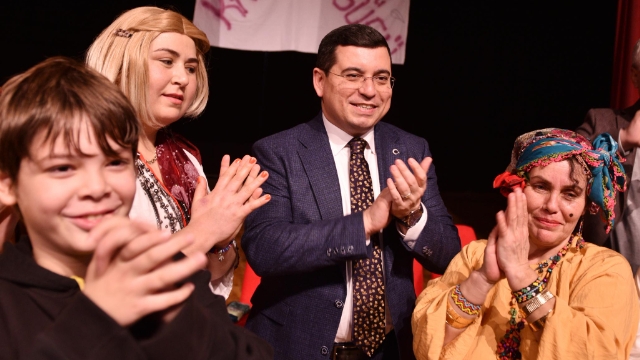 Ev hanımlarından tiyatro oyunu