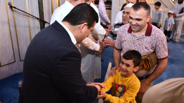 Tütüncü, cemaatle bayramlaştı