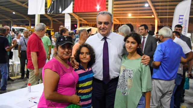 Esen, mahalle mahalle geziyor