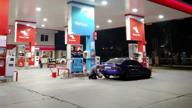 Benzine indirim var