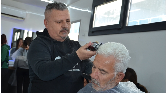 Mobil Kuaför depremzedeler için Alanya’da