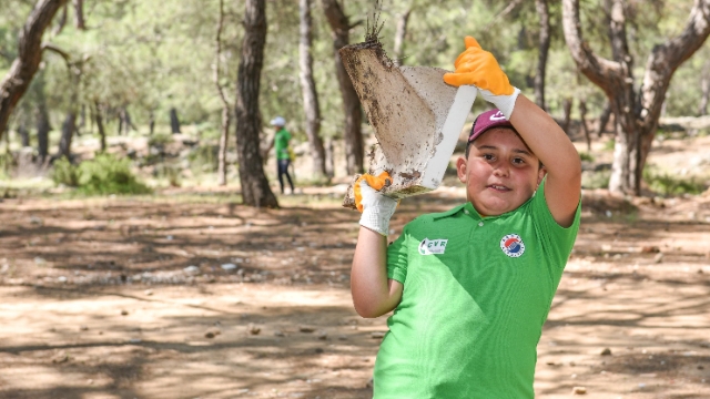 Poşet poşet çöp topladılar