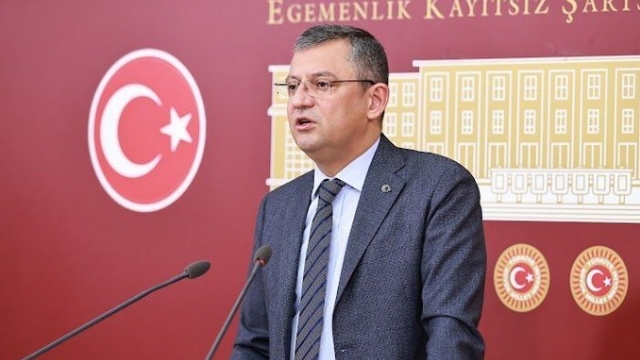 Özel’den beyaz gömlek çıkışı