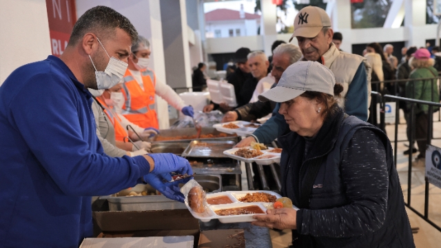 Büyükşehir iftar sofrası kurdu