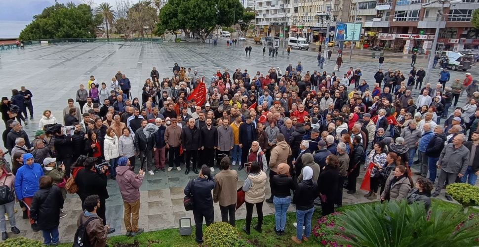 CHP’liler gözaltıları protesto etti