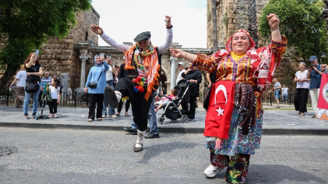 Antalya sokakları Yörük göçüyle şenlendi