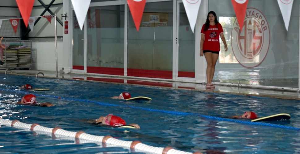 Kapalı Yüzme Havuzunda Eğitimler Başladı