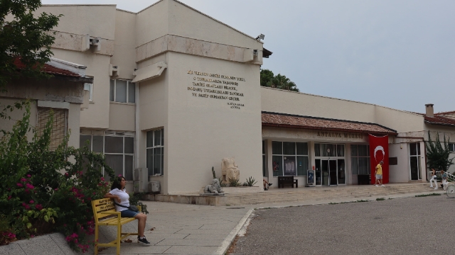 Cavit Arı eserlerin akıbetini sordu