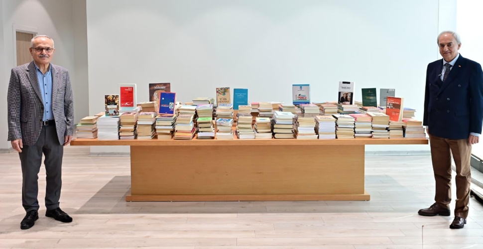 Antalya Kütüphanesi’ne 2000 kitaplık bağış