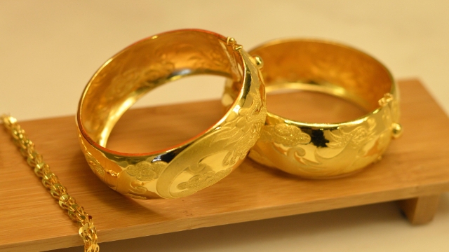 Altın düşmeye devam ediyor