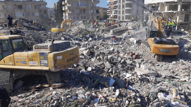 Deprem enkaz yönetimi eleştirildi