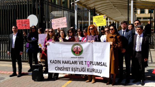 'Kadınlar evlerinde katlediliyor'