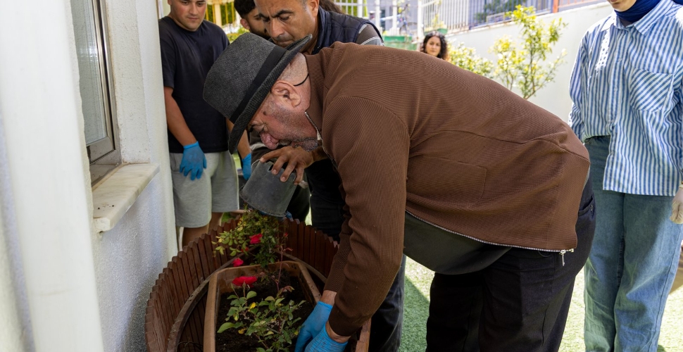 Öğrenciler Huzurevi’nin bahçesini düzenledi
