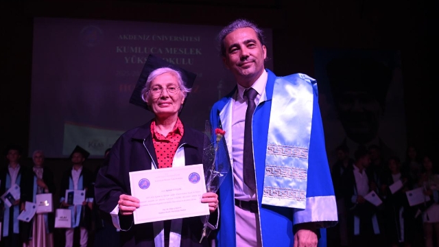 70 Yaşındaki Mezuna Diplomasını Dekan Oğlu Verdi