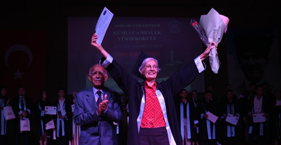 70 Yaşındaki Mezuna Diplomasını Dekan Oğlu Verdi