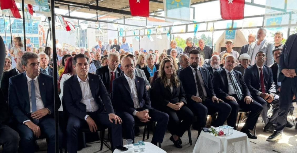 İYİ Parti’de 100 yeni üyeye rozet takıldı
