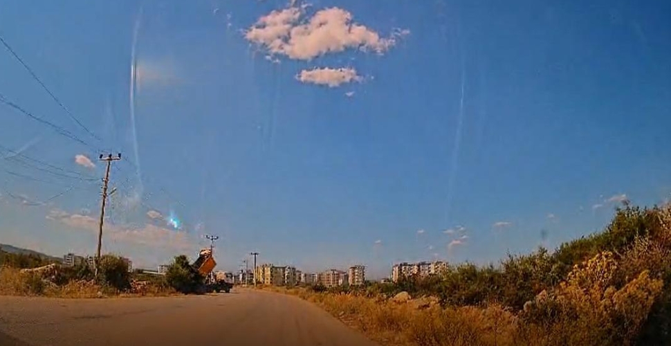 Kaçak moloz döktü, elektrik tellerini kopardı