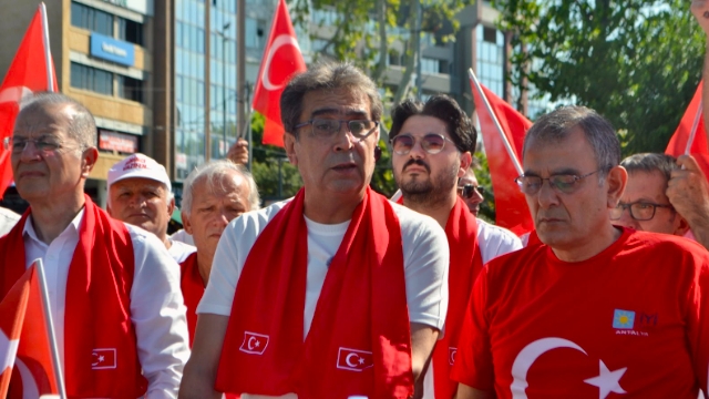 ‘Kanla kurulan Cumhuriyet’i mürekkeple yıktırtmayacağız’