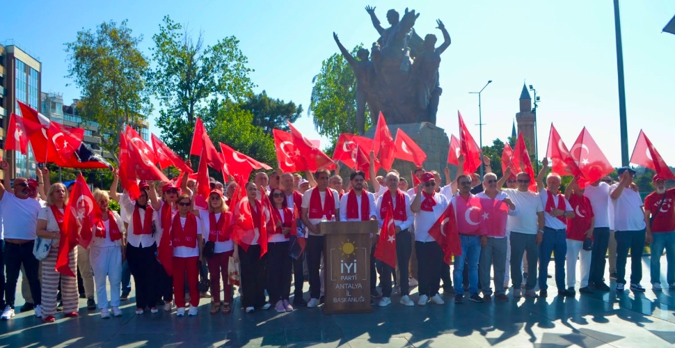 ‘Kanla kurulan Cumhuriyet’i mürekkeple yıktırtmayacağız’