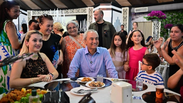 Kocagöz, kadınların matine coşkusuna ortak oldu