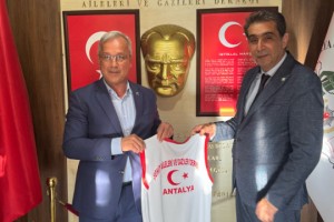 İYİ Parti’den Şehitler Derneğine Anlamlı Ziyaret