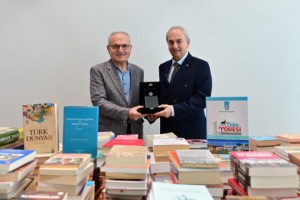 Antalya Kütüphanesi’ne 2000 kitaplık bağış