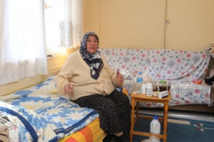 Kepez Belediyesi’nin şefkat eli Fatma teyzeye ulaştı