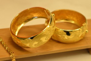 Altın düşmeye devam ediyor