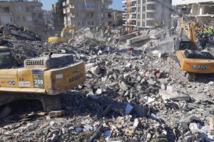 Deprem enkaz yönetimi eleştirildi