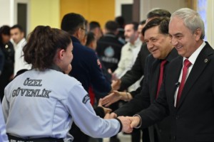 Kepez’de bayram sevinci personelle paylaşıldı