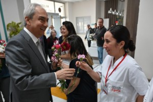 Kocagöz, sağlık çalışanlarının Tıp Bayramı’nı kutladı