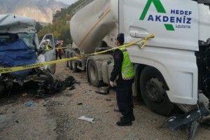 Antalya-Isparta yolunda feci kaza