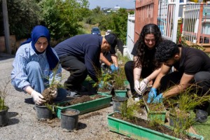 Öğrenciler Huzurevi’nin bahçesini düzenledi