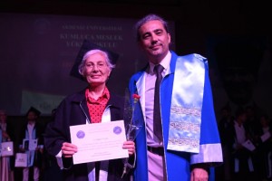 70 Yaşındaki Mezuna Diplomasını Dekan Oğlu Verdi
