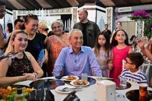 Kocagöz, kadınların matine coşkusuna ortak oldu