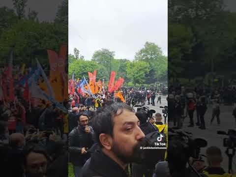İstanbul'da 1 Mayıs kutlamaları için Taksim meydanı gitmek isteyen işçilere polis'ten sert müdahale