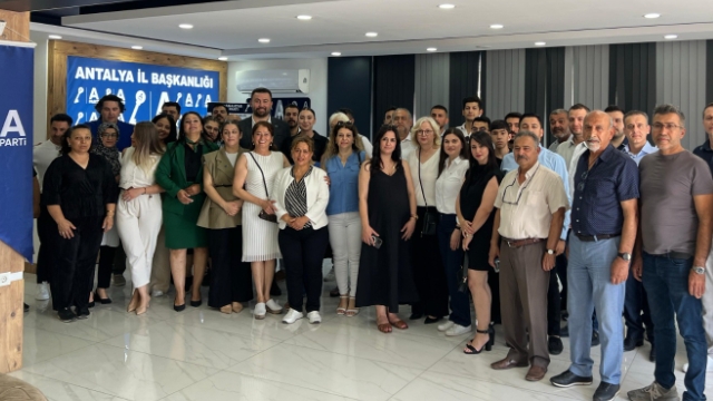 Anahtar Partililer il binasında bayramlaştı