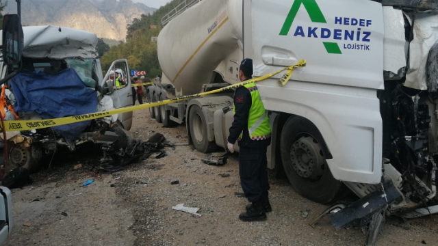 Antalya-Isparta yolunda feci kaza