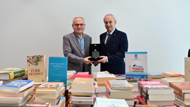 Antalya Kütüphanesi’ne 2000 kitaplık bağış