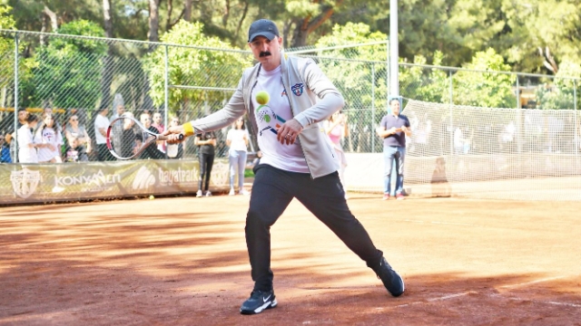 Başkan Kotan tenis oynadı