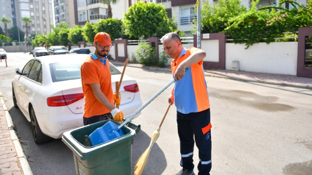 Başkan Uysal sokak süpürdü
