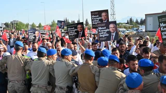 Cezaevi önünde adalet nöbeti