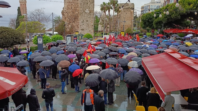 CHP’liler gözaltıları protesto etti