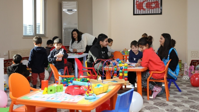 Depremzedelere oyun odası kuruldu