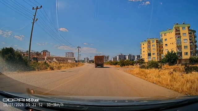 Kaçak moloz döktü, elektrik tellerini kopardı