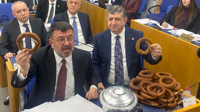 Meclis'te simitli, tencereli protesto
