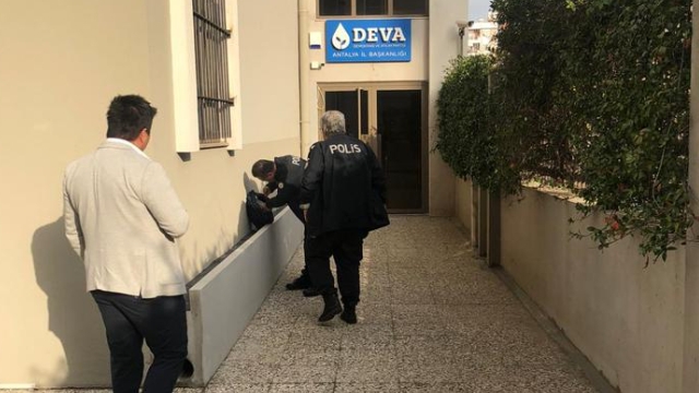 Parti önünde çanta paniği